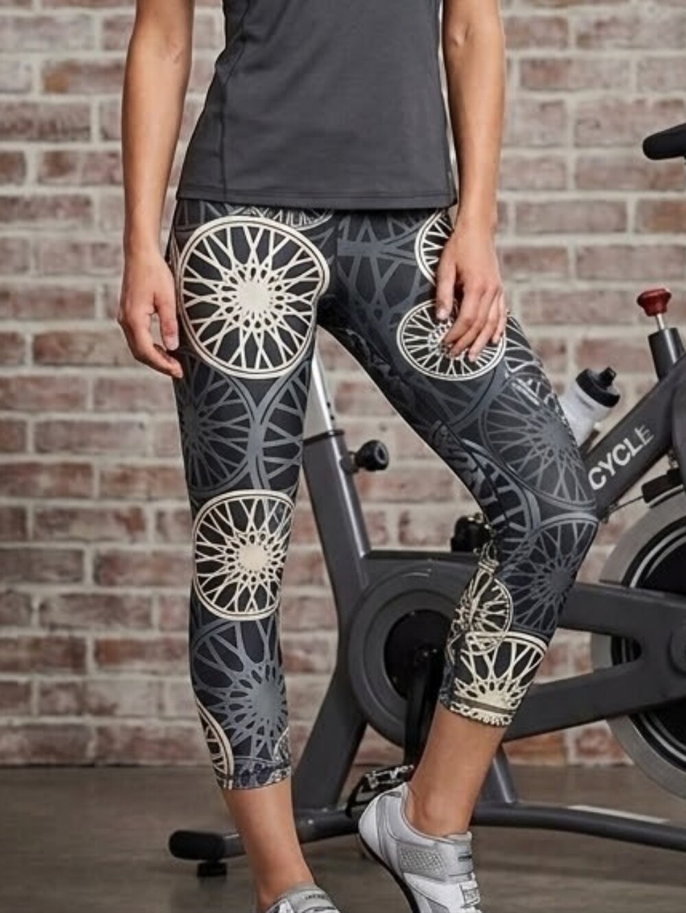 Zara Terez Gray and White Wheel-Print Leggings